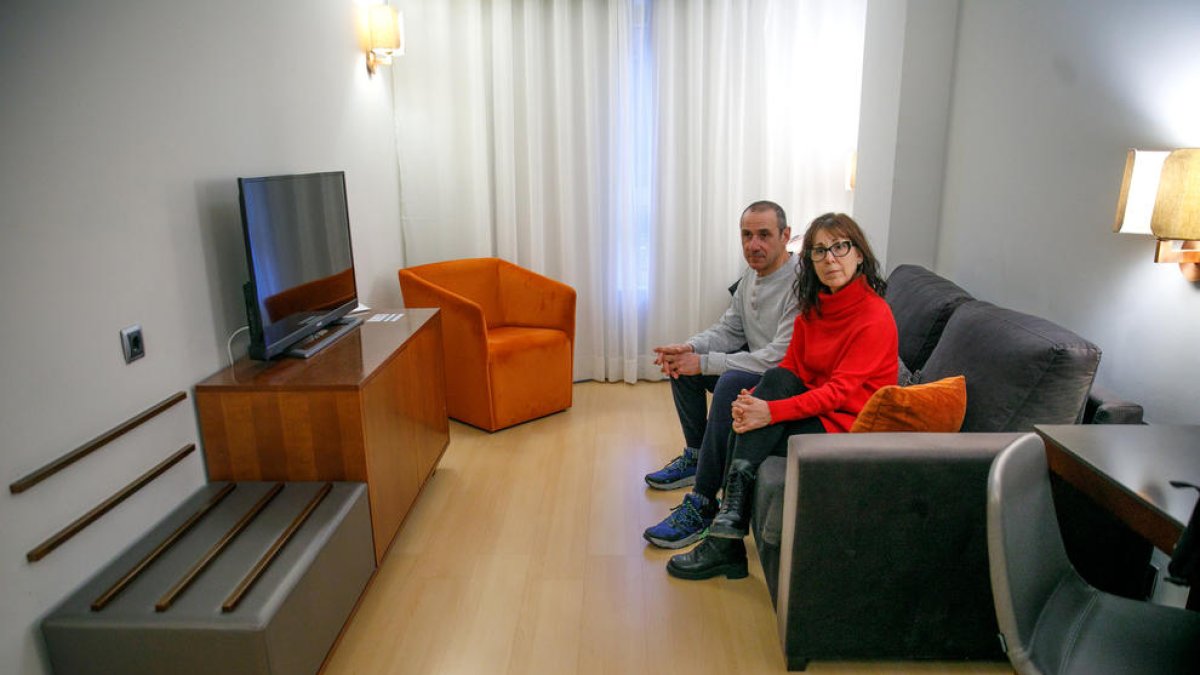 La parella, a l'habitació d'hotel on van viure durant 10 mesos.