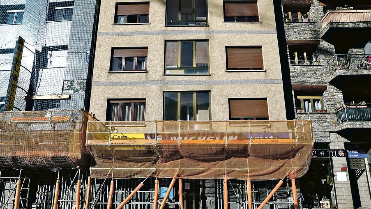 El número 28 de l'avinguda Santa Coloma, la setmana passada.