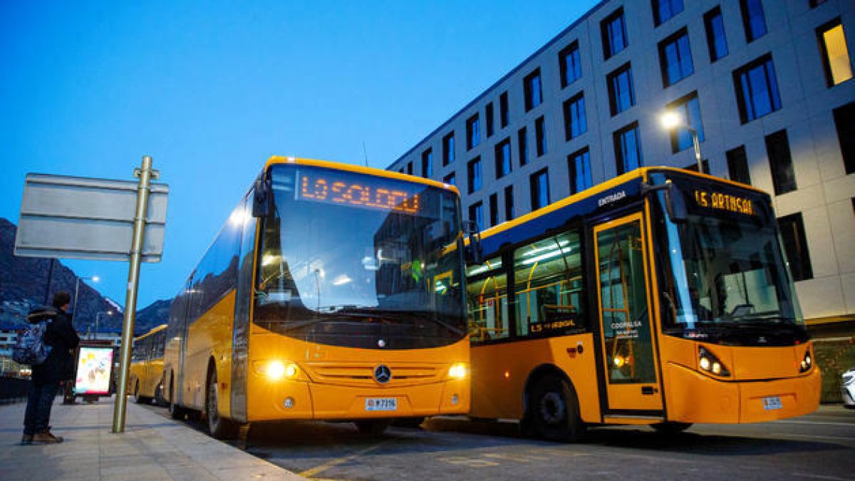 Autobusos a la parada de l'Estació Nacional.