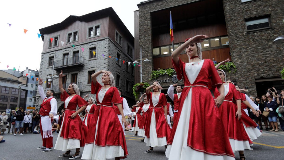 L'esbart en una actuació a la festa major.