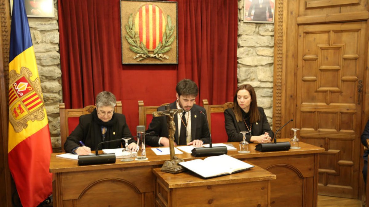 Els nous cònsols lauredians, Cerni Cairat i Sofia Cortesao, en la sessió de comú d'avui