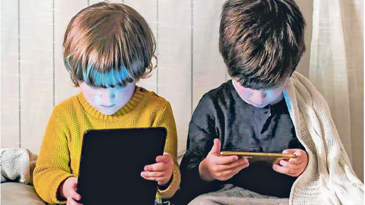 Abusar del telèfon afecta la salut ocular i el son