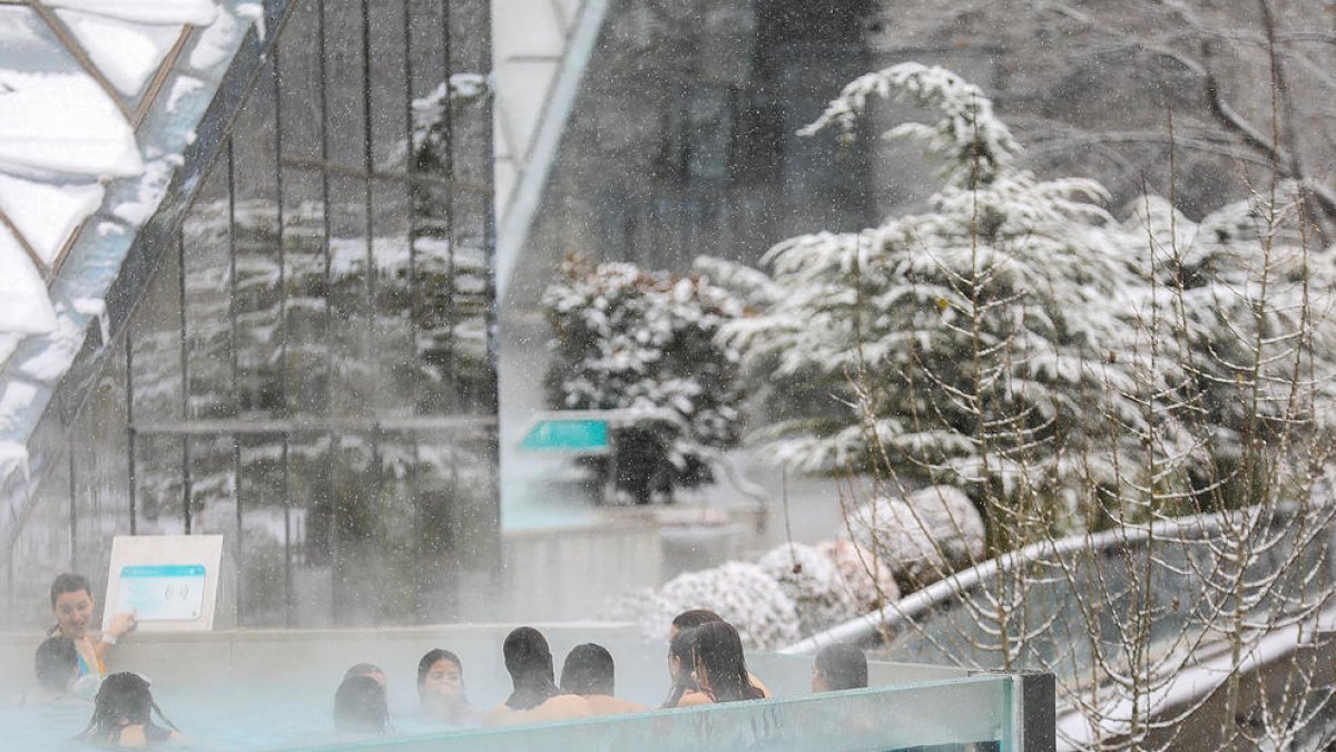 Usuaris de Caldea disfruten del'aigua i la neu.