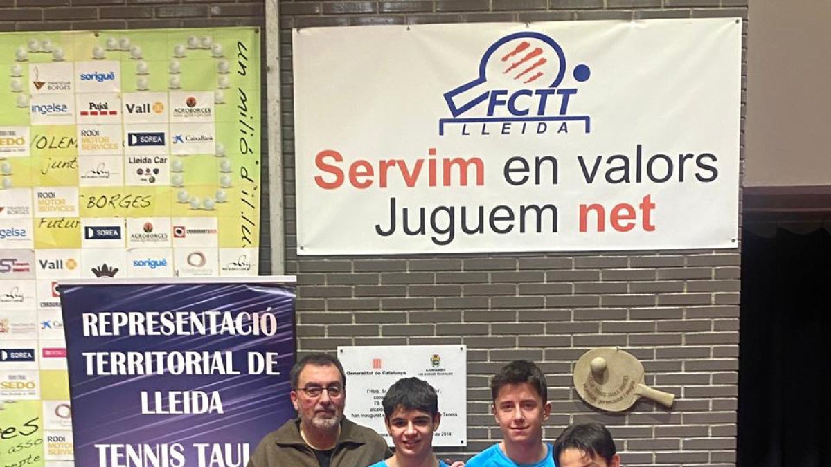 L'equip del CTT Encamp, amb la Copa Provincial.