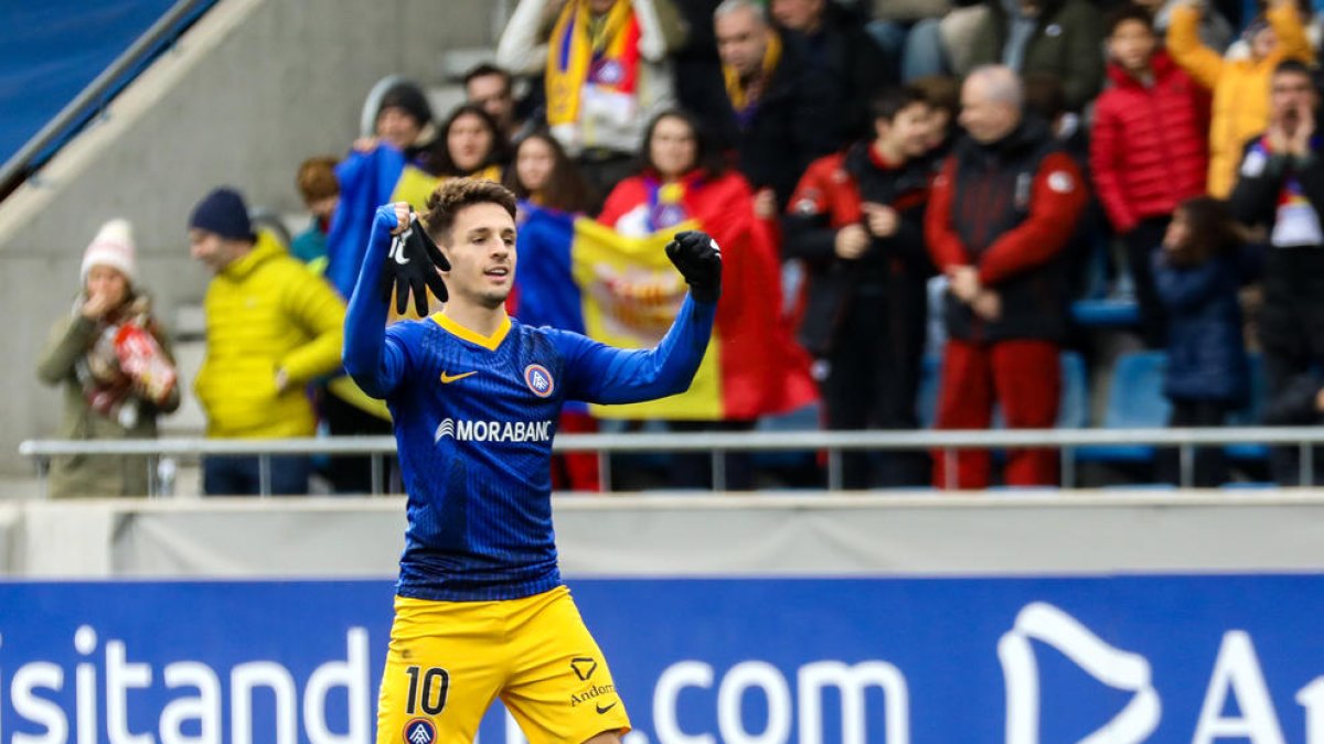Iván Gil celebra el segon gol aquest diumenge.