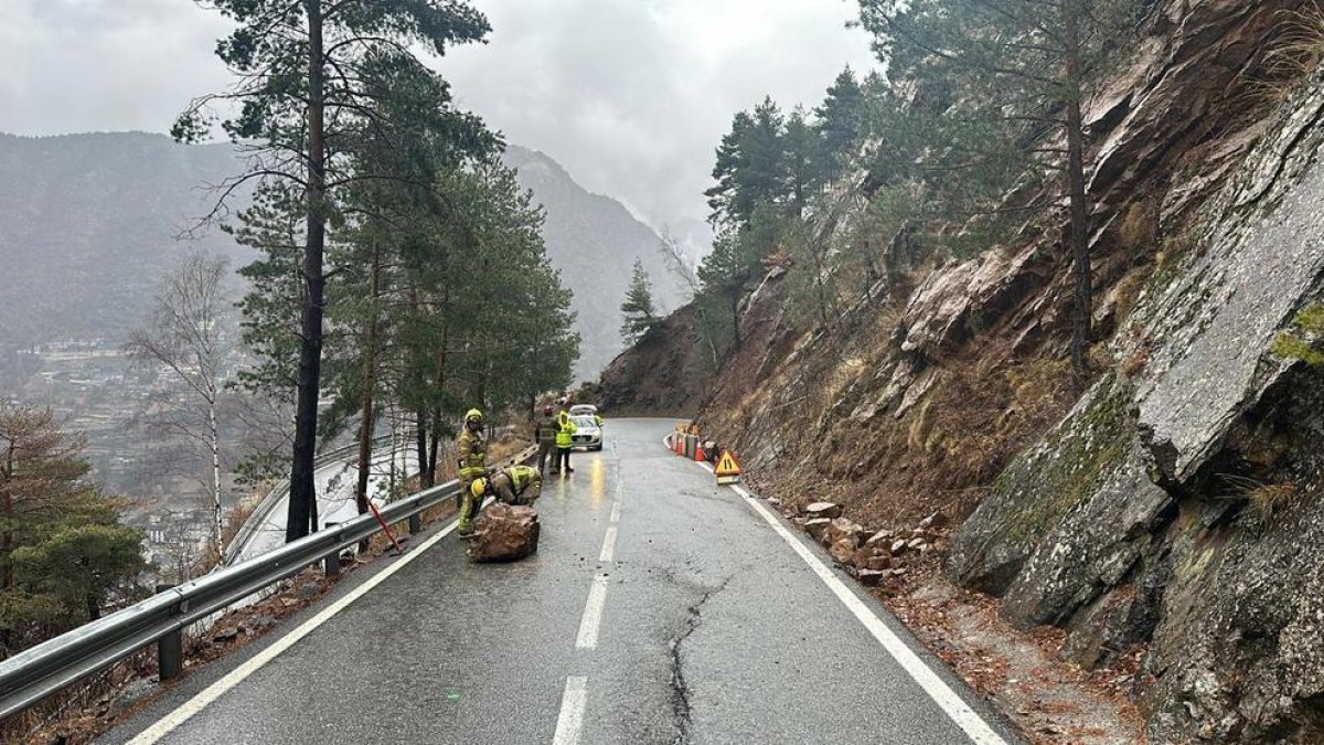 Tram de la carretera on han caigut alguns rocs