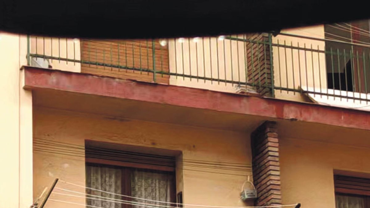 La roba continuava estesa, ahir, sota la pluja.
