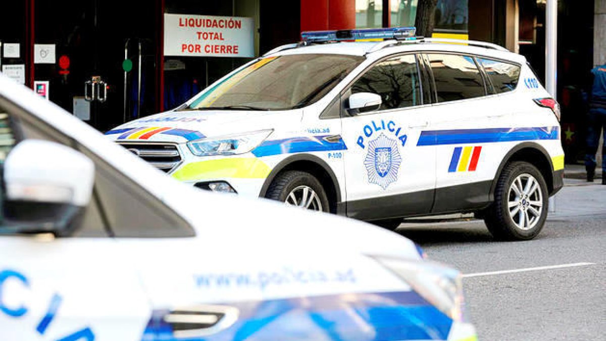 Dos vehicles de la policia.