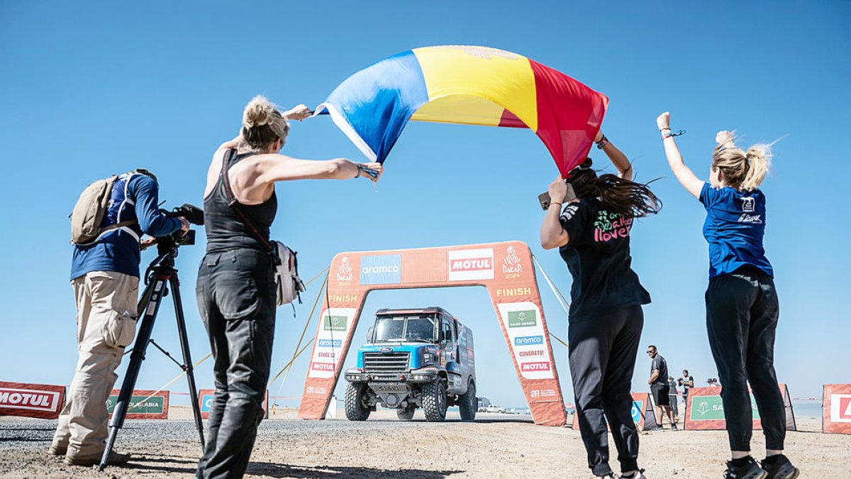 El vehicle de Llovera arriba a la meta de l'etapa final del Dakar.