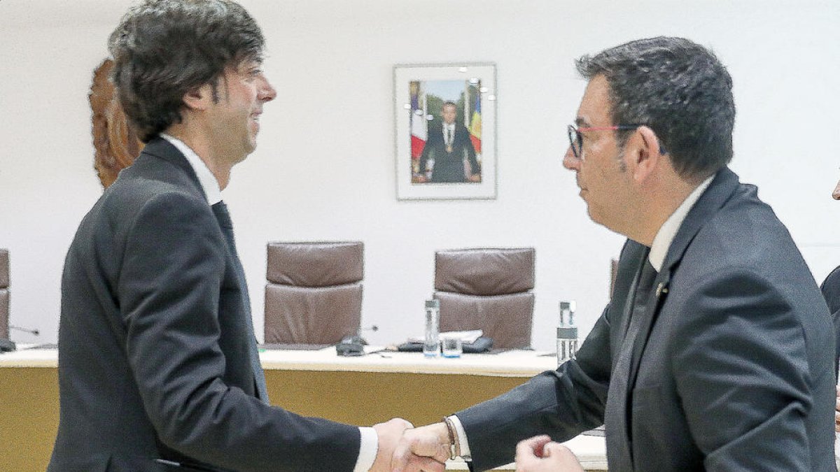 El cònsol, Sergi González, i el conseller Miquel Canturri se saluden.