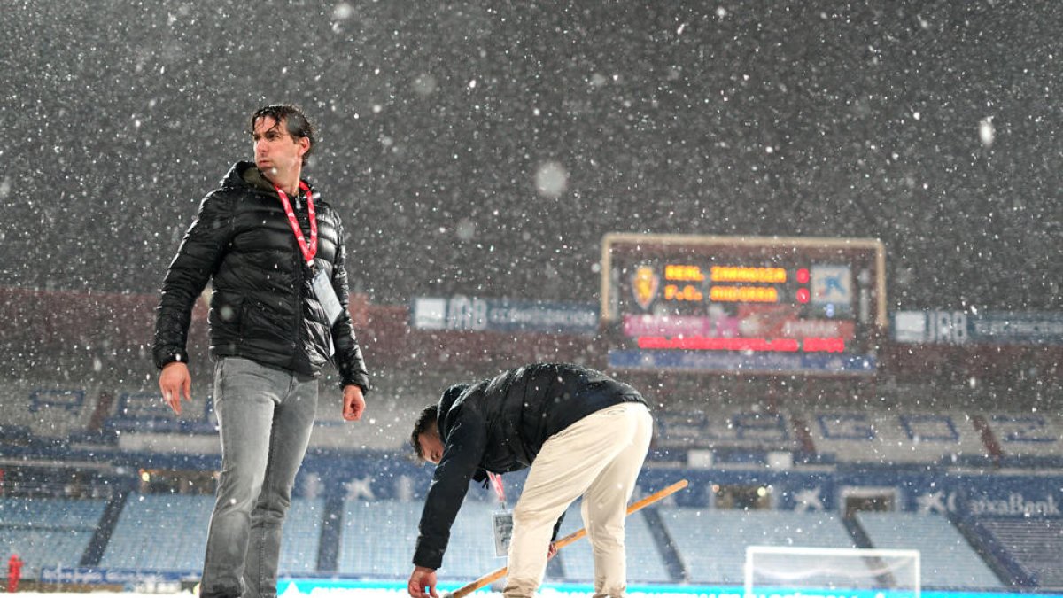 El director general, Jaume Nogués, i el 'team manager', David Férriz, ahir sobre la gespa.