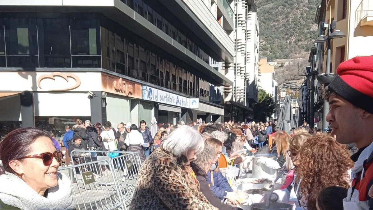 Repartiment del plat a la plaça