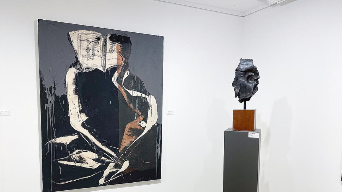 El quadre 'Figura asseguda i llibre' i l'escultura 'Wise man's head'.