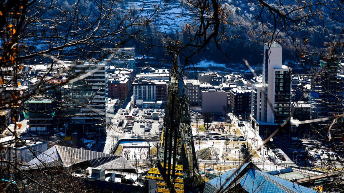 Torres al Clot d'Emprivat i, a peu de carrer, l'aparcament del Prat del Roure.