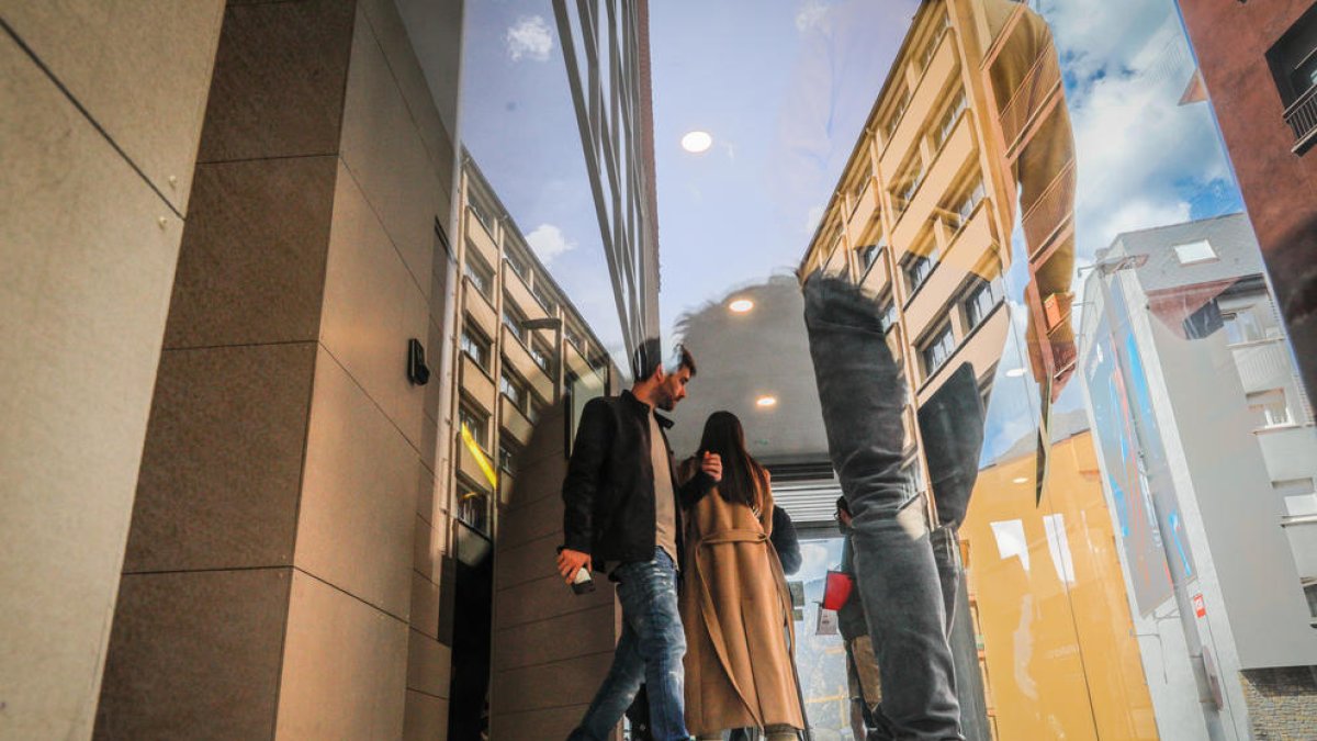 Gent passant el procés d'immigració a l'estiu.