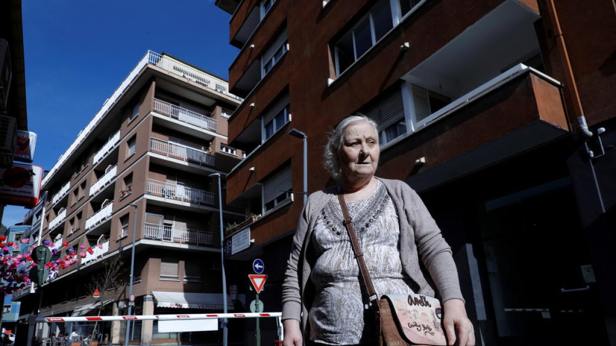 L'Isabel al carrer Callaueta, on viu des de fa 40 anys.