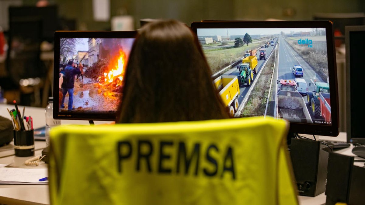 Una periodista al Diari interessant-se per la vaga d'agricultors al país veí.