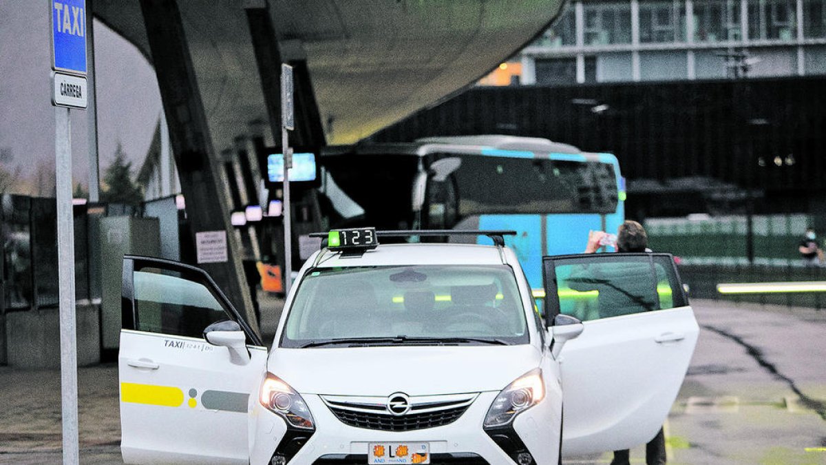 Un taxista a l'estació d'autobusos.