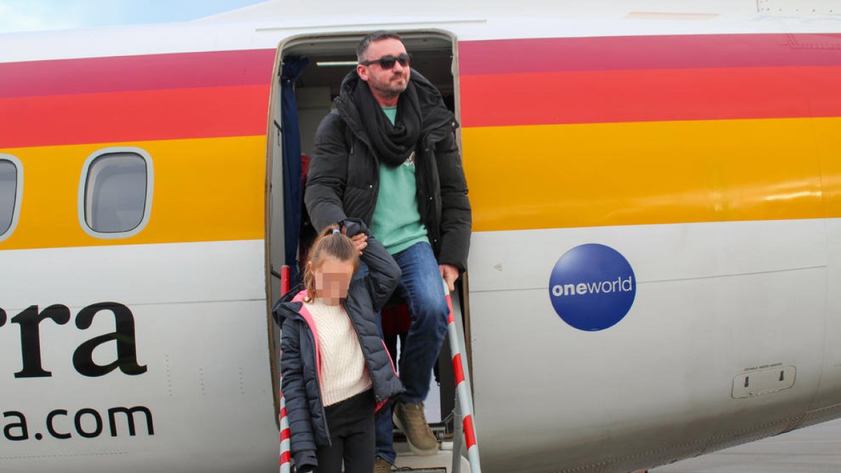 Uns passatgers arribant a l'aeroport.