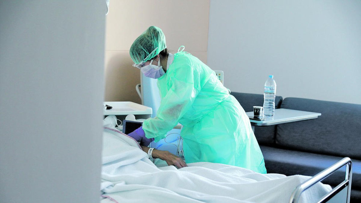 Infermera atenent un pacient a la planta Covid.
