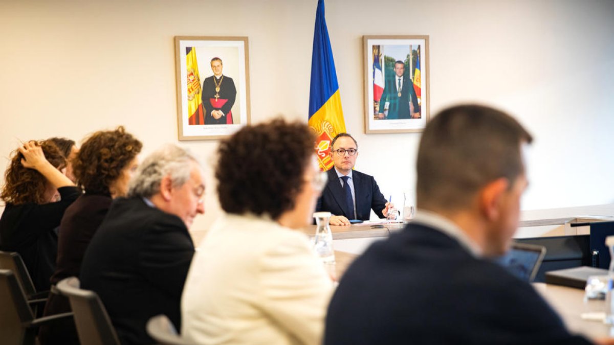 Espot durant la reunió del Pacte d'Estat.