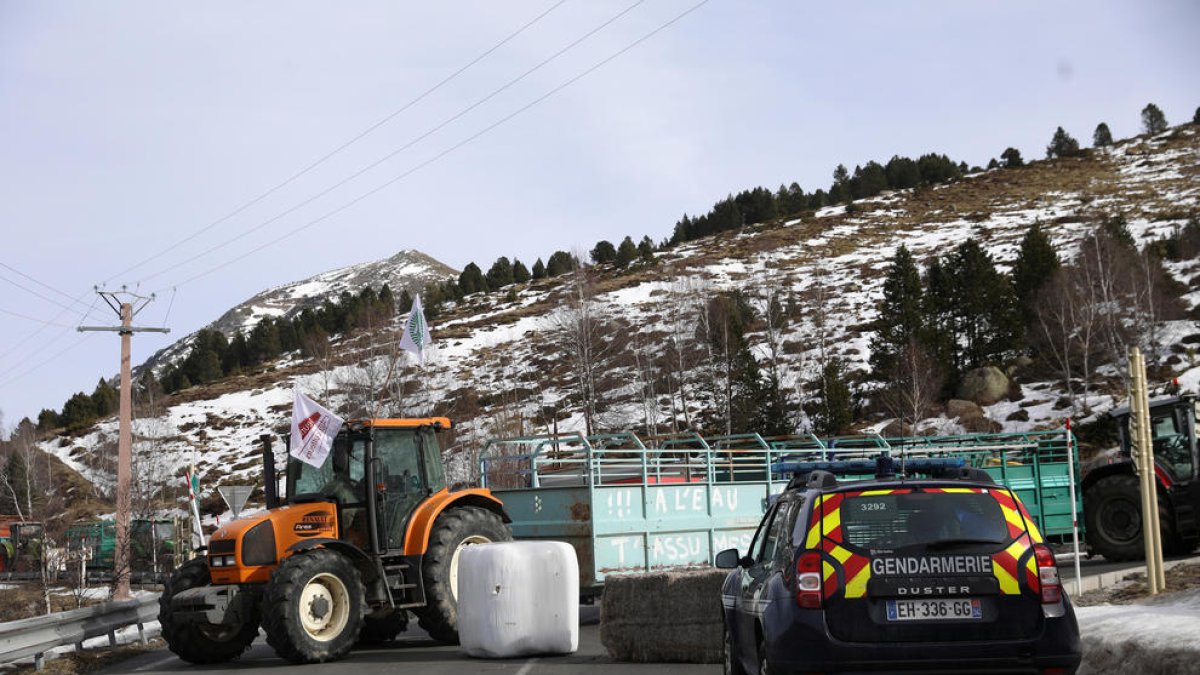 Un tractor bloquejant la carretera aquest cap de setmana.