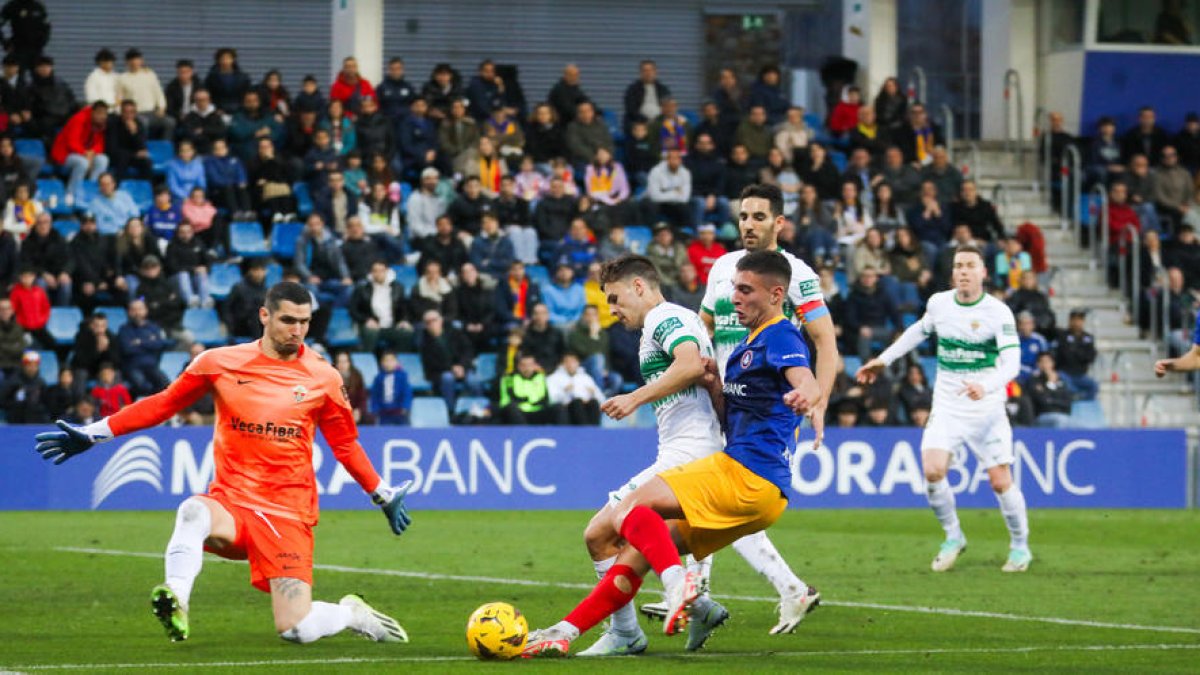 El tricolor Jon Karrikaburu, en una acció ofensiva davant l'Elx.
