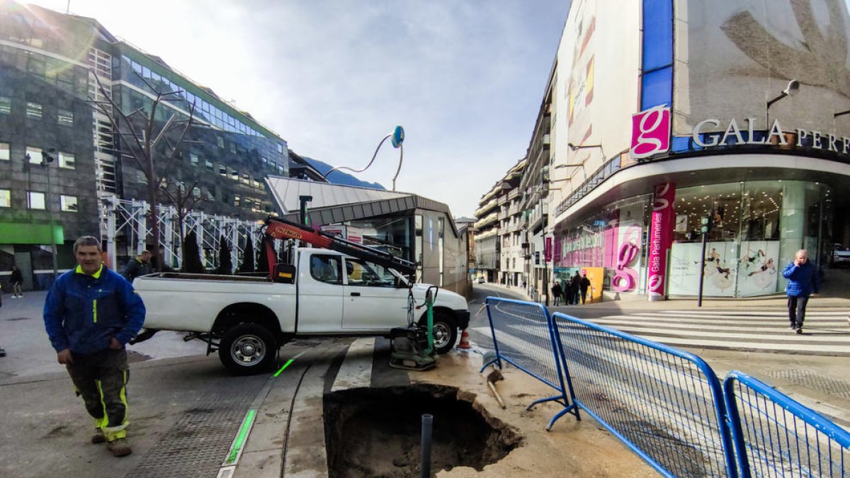 Treballs de reparació de la fuita a l'avinguda Meritxell