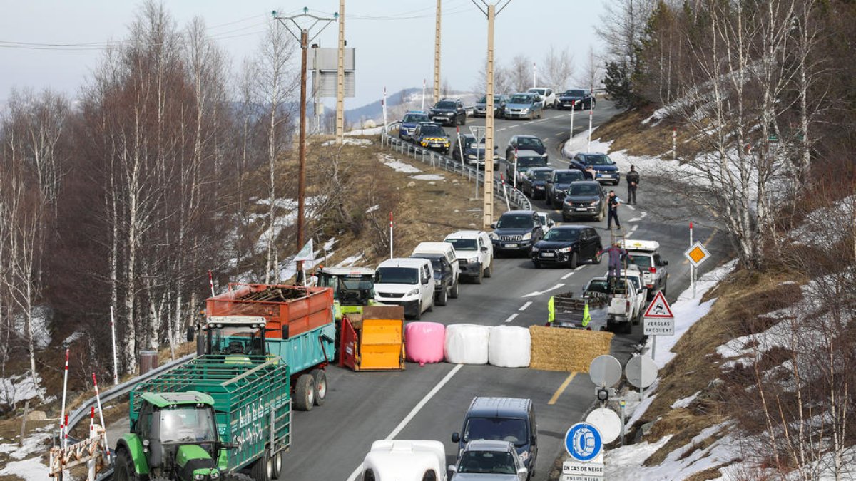 Vehicles aturats a la carretera pel tall dels agricultors a l'RN-320.