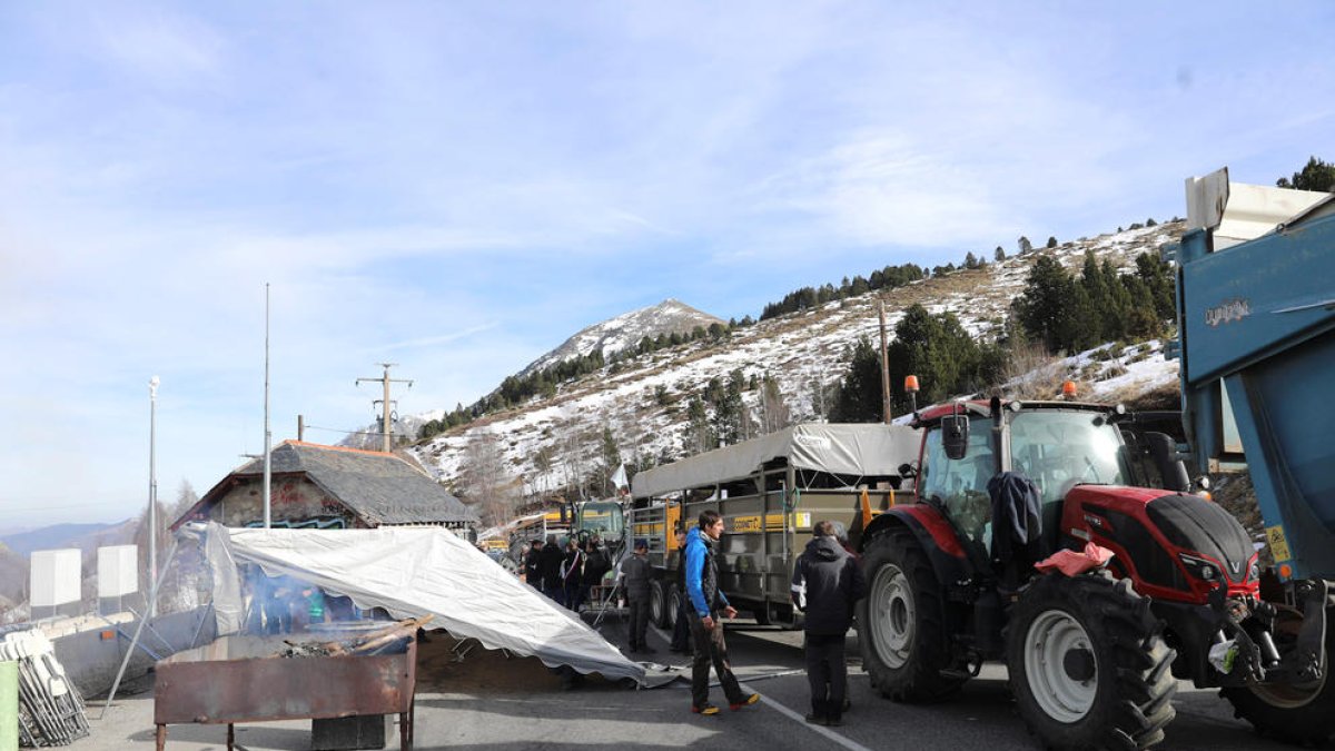 Tractors bloquejant el pas durant la protesta.