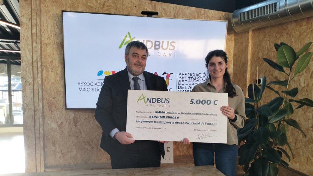 Entrega del xec d'Andbus a l'Associació de Malalties Minoritàries