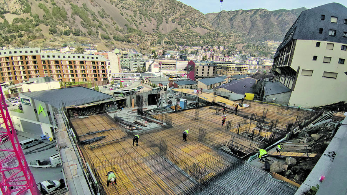 Construcció del primer bloc a la Borda Nova