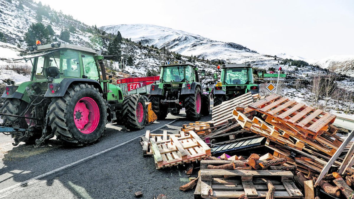 Tractors tallant la carretera divendres passat a França.