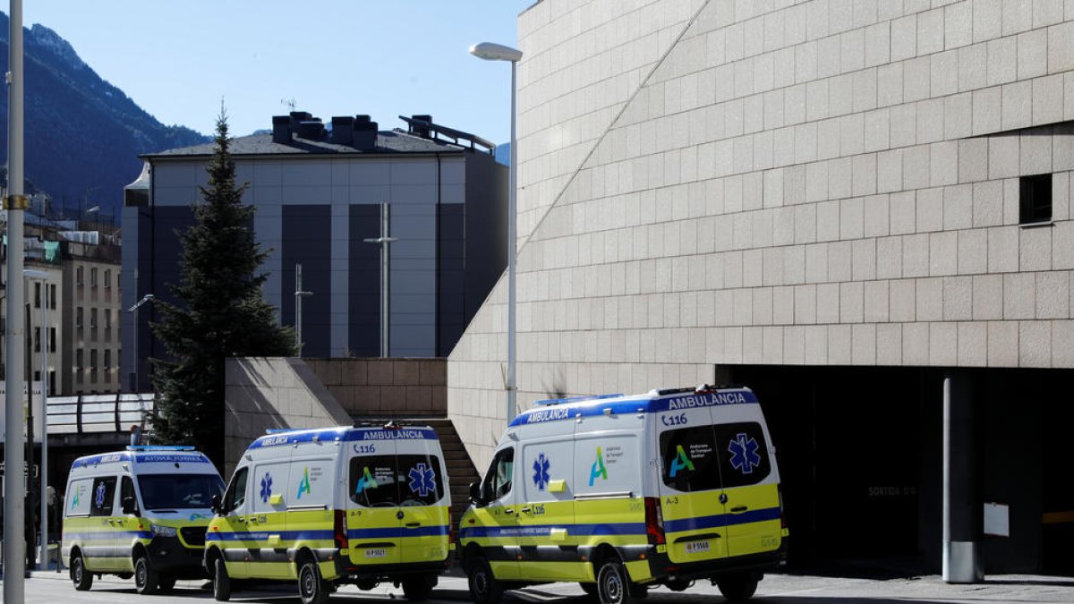 Ambulàncies a la porta de l'hospital.