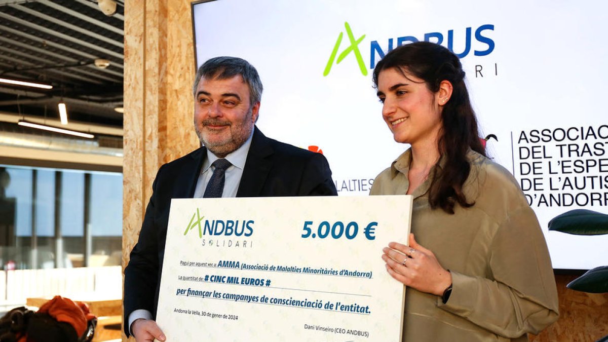 El president d'Andbus, Dani Vinseiro, entregant el xec solidari.