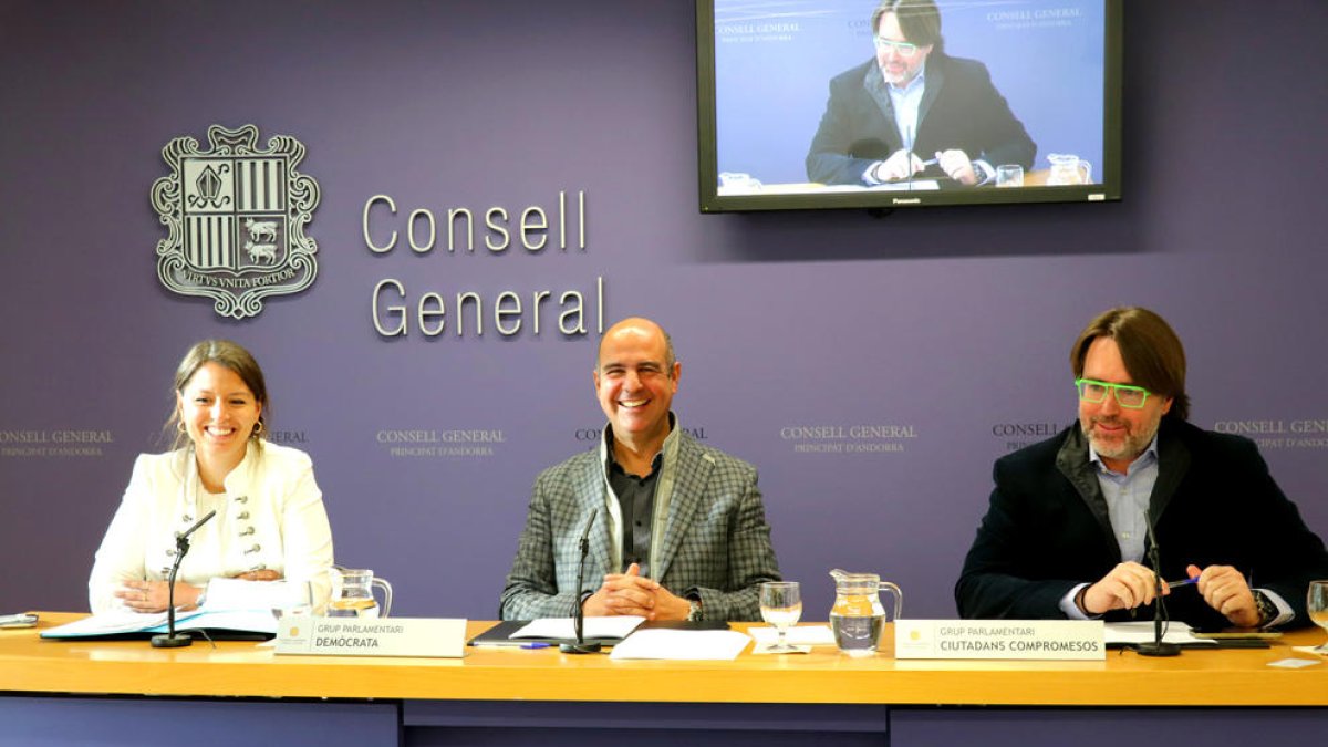Consellers de DA i CC presentant les esmenes.