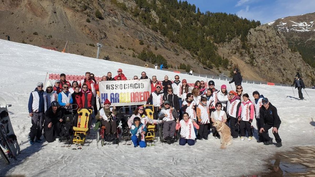 Els voluntaris de l'associació i els usuaris a Arinsal