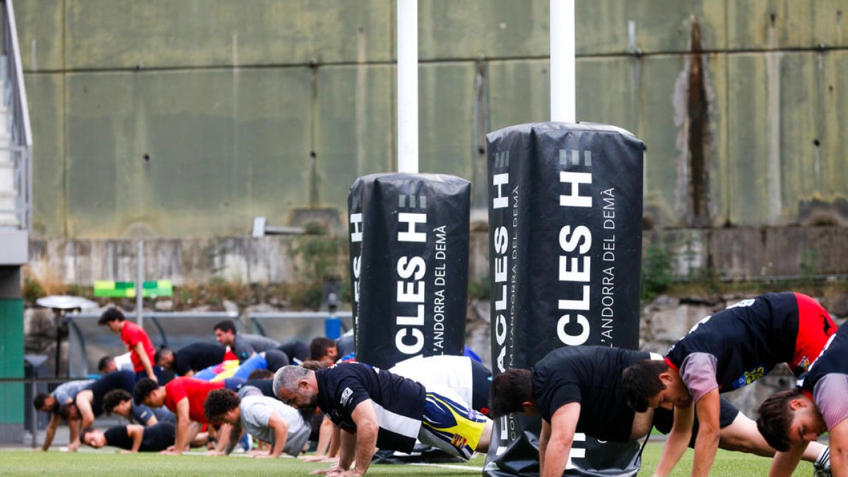 Una empresa constructora patrocina els pals de rugbi de l'estadi de Prada de Moles.