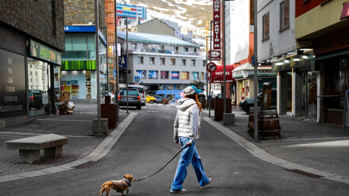 Una persona passejant pel Pas de la Casa el cap de setmana passat.