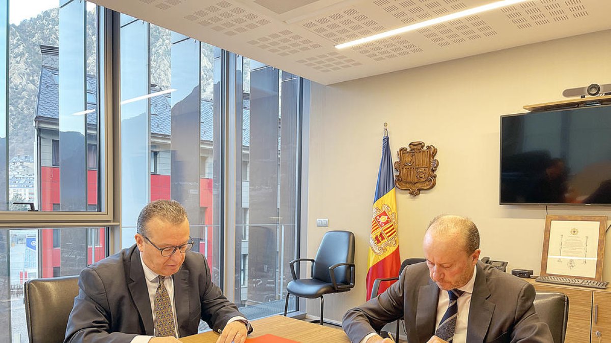 Rodríguez Miñana i Rossell signen el conveni.