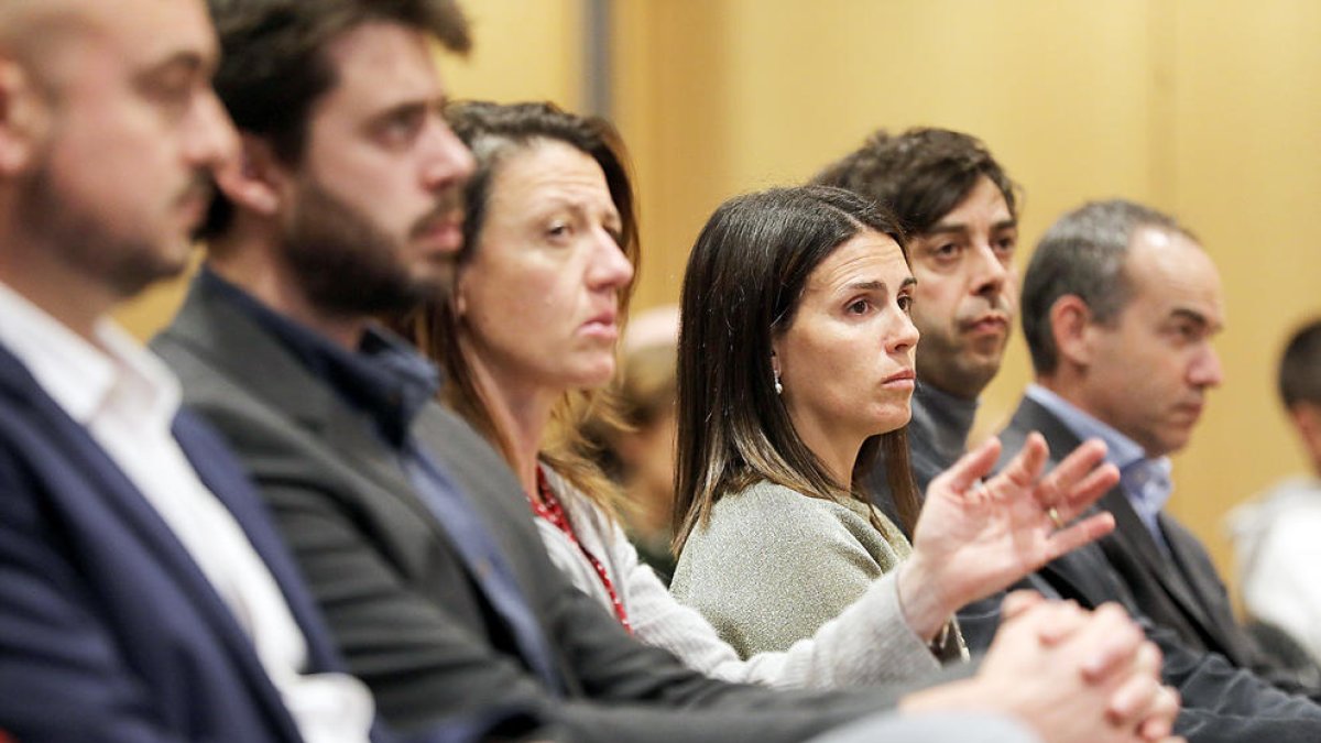 Laura Mas i, al fons, Jordi Alcobé.