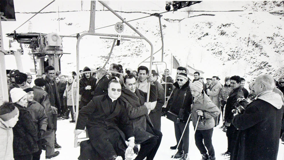 Esquiadors pujant al primer telecadira de Soldeu