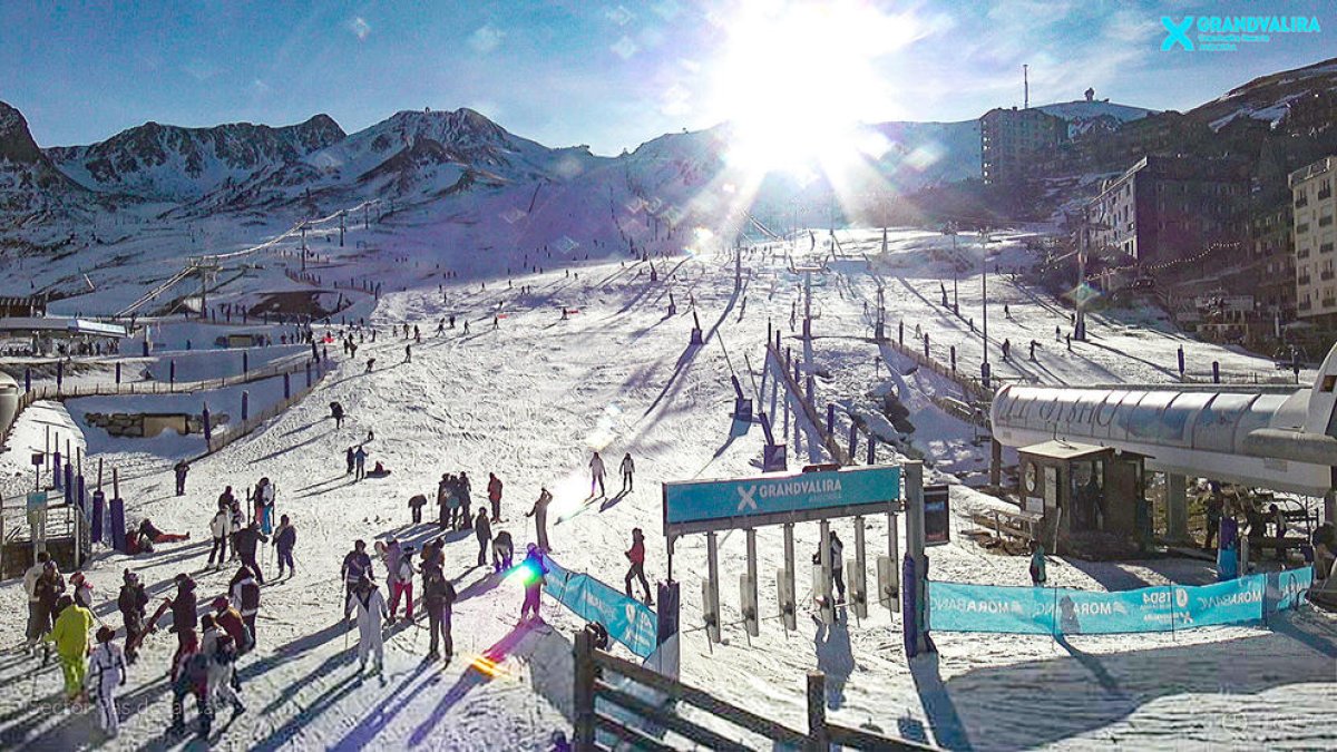 Esquiadors al sector de Pas de la Casa, ahir.