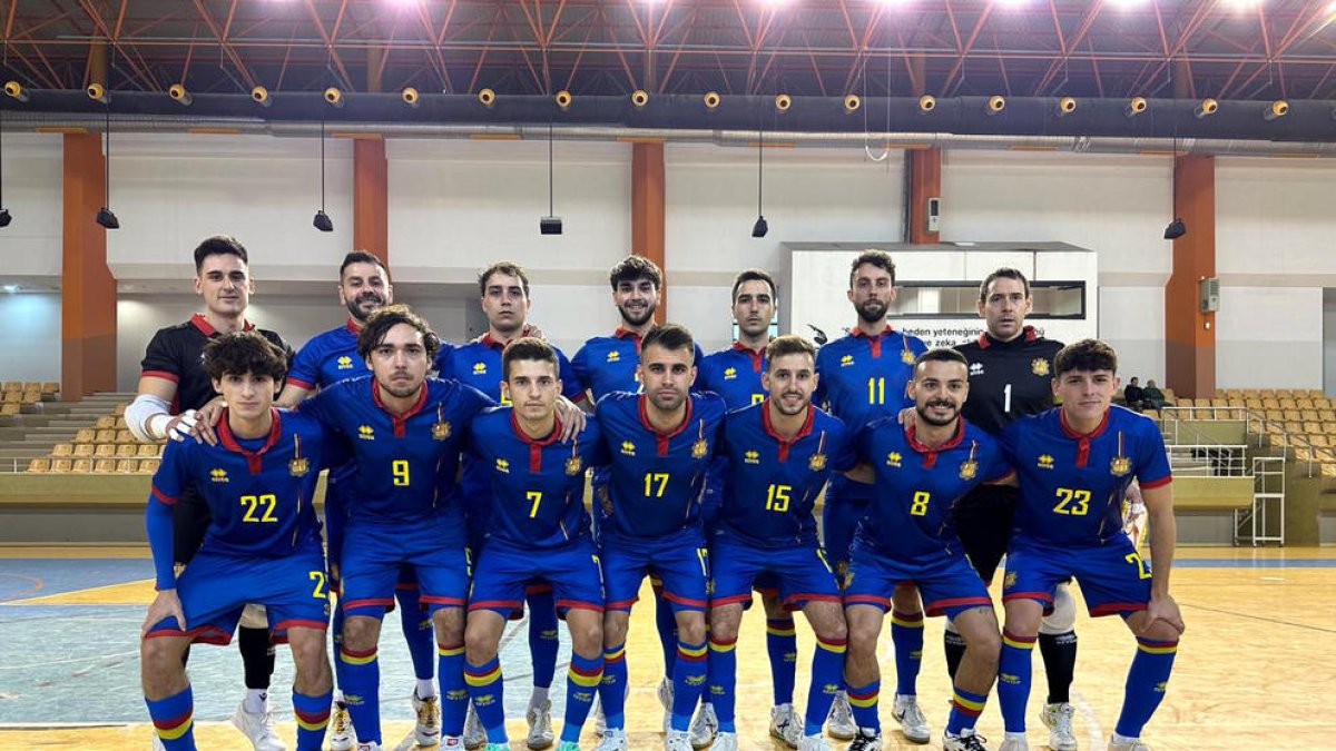 La selecció absoluta, abans del duel a Turquia.