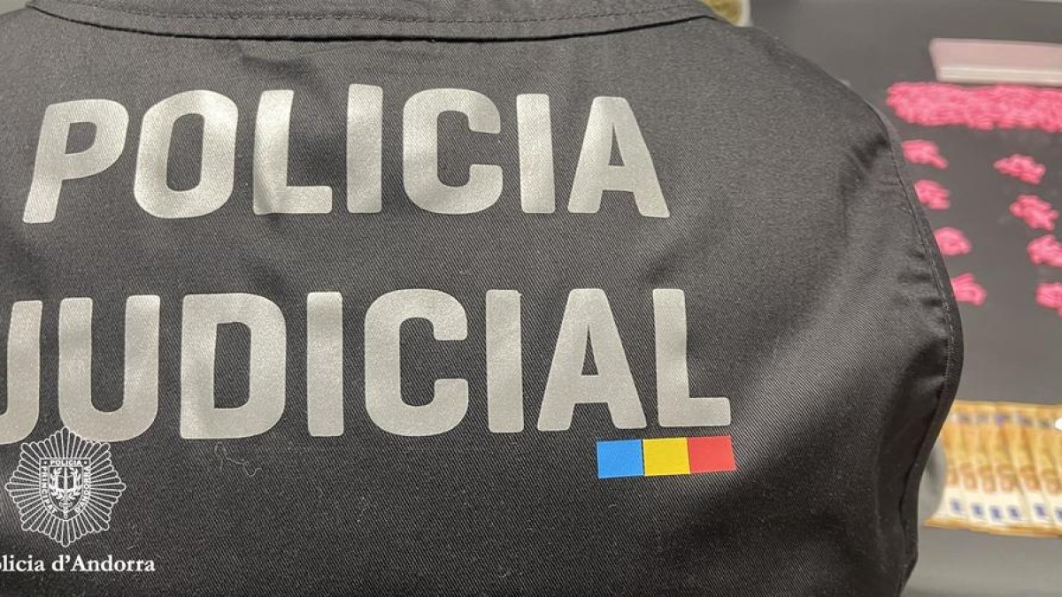 Un agent de la policia judicial