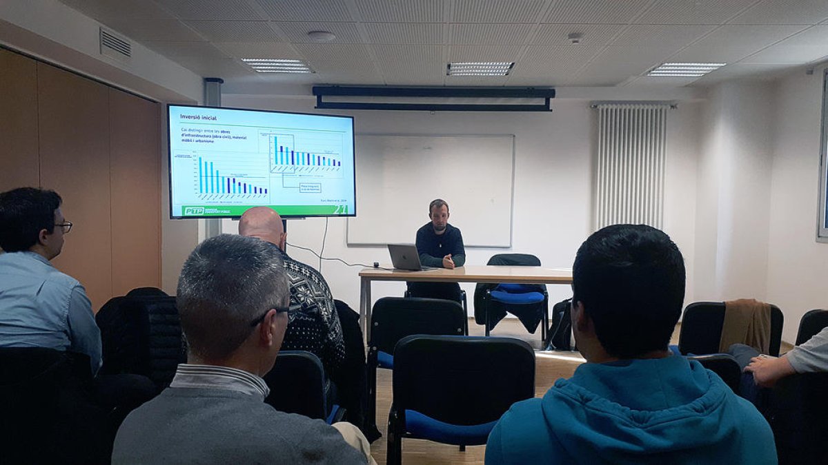 La xerrada al centre cultural La Llacuna.