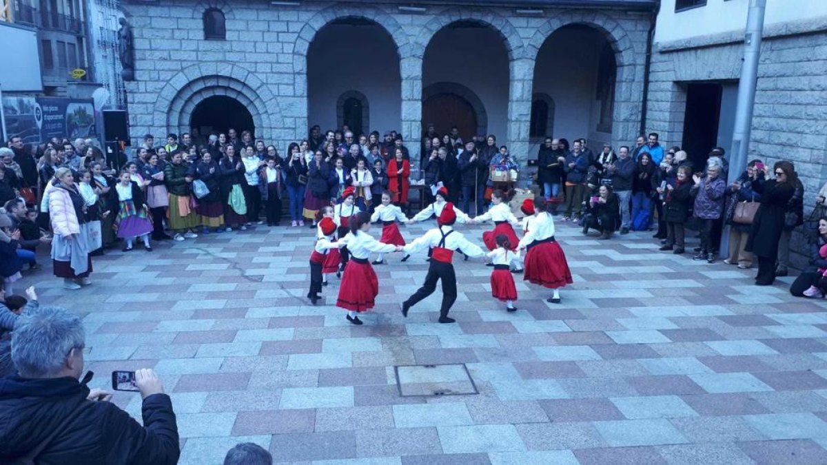 L'Esbart Santa Anna a la plaça de l'Església