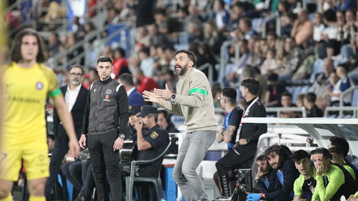 El tècnic de l'FC Andorra, Eder Sarabia, dona instruccions a Tenerife.