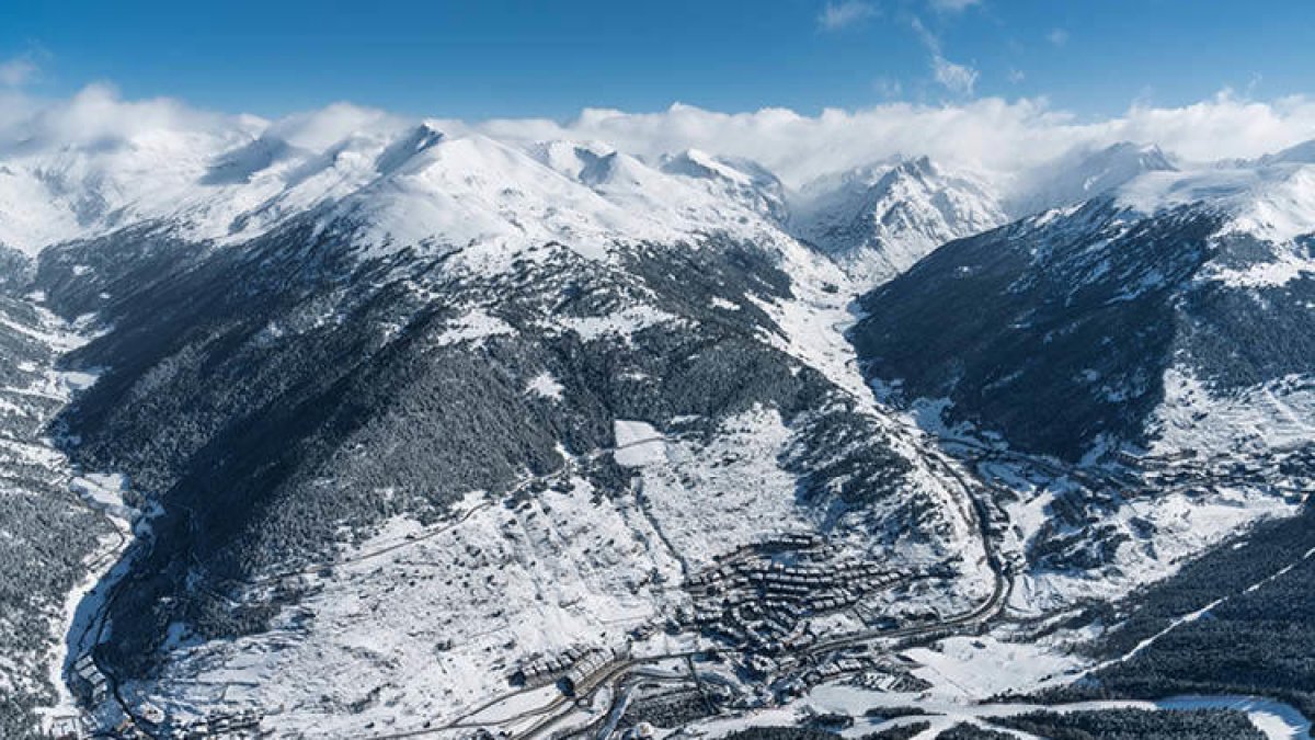 Vista aèria de la xarxa viària entre El Tarter i Soldeu.