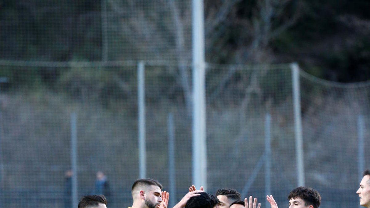 Els colomencs celebren un dels gols.